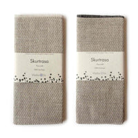 Vaxbo Lin(ヴェクスボ・リン)は、1990年にスウェーデン・ヘルシングランド地方で創業されました。この地では古くからリネンの生産が行われており、その伝統を受け継ぐ形で設立されました。2006年からはハンナとヤコブ・ブルースが工場を引き継ぎ、現在も全ての製品を地元で織り、縫製しています。多くの企業が海外に生産を移す中、スウェーデン国内でのものづくりにこだわり、職人の技術と地域の雇用を守ることを大切にしています。ヴェクスボ・リンでは、古くから受け継がれてきたクラフトマンシップと、現代的な美しさを兼ね備えたデザインを融合させ、日常使いできる高品質なリネン製品を作り出しています。リネンは自然素材でありながら耐久性に優れ、適切に扱えば何十年、時には世代を超えて使い続けられるものです。彼らは「より少なく、より良いものを持つ」という価値観を大切にしており、消費のスピードが増す現代において、本当に必要で長く愛用できるアイテムを提供することが使命だと考えています。