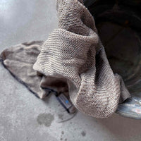 Vaxbo Lin(ヴェクスボ・リン)は、1990年にスウェーデン・ヘルシングランド地方で創業されました。この地では古くからリネンの生産が行われており、その伝統を受け継ぐ形で設立されました。2006年からはハンナとヤコブ・ブルースが工場を引き継ぎ、現在も全ての製品を地元で織り、縫製しています。多くの企業が海外に生産を移す中、スウェーデン国内でのものづくりにこだわり、職人の技術と地域の雇用を守ることを大切にしています。ヴェクスボ・リンでは、古くから受け継がれてきたクラフトマンシップと、現代的な美しさを兼ね備えたデザインを融合させ、日常使いできる高品質なリネン製品を作り出しています。リネンは自然素材でありながら耐久性に優れ、適切に扱えば何十年、時には世代を超えて使い続けられるものです。彼らは「より少なく、より良いものを持つ」という価値観を大切にしており、消費のスピードが増す現代において、本当に必要で長く愛用できるアイテムを提供することが使命だと考えています。