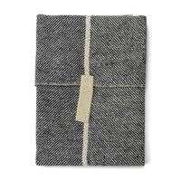 Vaxbo Lin(ヴェクスボ・リン)は、1990年にスウェーデン・ヘルシングランド地方で創業されました。この地では古くからリネンの生産が行われており、その伝統を受け継ぐ形で設立されました。2006年からはハンナとヤコブ・ブルースが工場を引き継ぎ、現在も全ての製品を地元で織り、縫製しています。多くの企業が海外に生産を移す中、スウェーデン国内でのものづくりにこだわり、職人の技術と地域の雇用を守ることを大切にしています。ヴェクスボ・リンでは、古くから受け継がれてきたクラフトマンシップと、現代的な美しさを兼ね備えたデザインを融合させ、日常使いできる高品質なリネン製品を作り出しています。リネンは自然素材でありながら耐久性に優れ、適切に扱えば何十年、時には世代を超えて使い続けられるものです。彼らは「より少なく、より良いものを持つ」という価値観を大切にしており、消費のスピードが増す現代において、本当に必要で長く愛用できるアイテムを提供することが使命だと考えています。