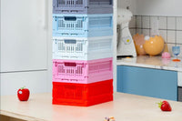 made crateはデンマークのブランドです。100%リサイクルされた環境にやさしいプラスチック廃棄物から作られた折りたたみ箱を製造しています。3つの異なるサイズの箱は積み重ねることができ、無限の創造的な組み合わせが可能になります。またカラーリングが非常にユニークでよくあるシンプルな単色とは違い、北欧らしい優しいペールトーンが独特で印象的です。