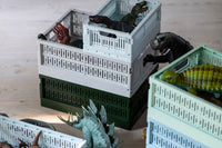 made crateはデンマークのブランドです。100%リサイクルされた環境にやさしいプラスチック廃棄物から作られた折りたたみ箱を製造しています。3つの異なるサイズの箱は積み重ねることができ、無限の創造的な組み合わせが可能になります。またカラーリングが非常にユニークでよくあるシンプルな単色とは違い、北欧らしい優しいペールトーンが独特で印象的です。