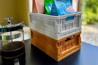 made crateはデンマークのブランドです。100%リサイクルされた環境にやさしいプラスチック廃棄物から作られた折りたたみ箱を製造しています。3つの異なるサイズの箱は積み重ねることができ、無限の創造的な組み合わせが可能になります。またカラーリングが非常にユニークでよくあるシンプルな単色とは違い、北欧らしい優しいペールトーンが独特で印象的です。