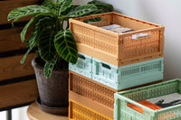 made crateはデンマークのブランドです。100%リサイクルされた環境にやさしいプラスチック廃棄物から作られた折りたたみ箱を製造しています。3つの異なるサイズの箱は積み重ねることができ、無限の創造的な組み合わせが可能になります。またカラーリングが非常にユニークでよくあるシンプルな単色とは違い、北欧らしい優しいペールトーンが独特で印象的です。