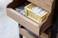 made crateはデンマークのブランドです。100%リサイクルされた環境にやさしいプラスチック廃棄物から作られた折りたたみ箱を製造しています。3つの異なるサイズの箱は積み重ねることができ、無限の創造的な組み合わせが可能になります。またカラーリングが非常にユニークでよくあるシンプルな単色とは違い、北欧らしい優しいペールトーンが独特で印象的です。