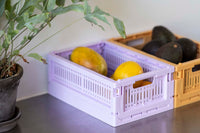 made crateはデンマークのブランドです。100%リサイクルされた環境にやさしいプラスチック廃棄物から作られた折りたたみ箱を製造しています。3つの異なるサイズの箱は積み重ねることができ、無限の創造的な組み合わせが可能になります。またカラーリングが非常にユニークでよくあるシンプルな単色とは違い、北欧らしい優しいペールトーンが独特で印象的です。