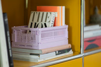 made crateはデンマークのブランドです。100%リサイクルされた環境にやさしいプラスチック廃棄物から作られた折りたたみ箱を製造しています。3つの異なるサイズの箱は積み重ねることができ、無限の創造的な組み合わせが可能になります。またカラーリングが非常にユニークでよくあるシンプルな単色とは違い、北欧らしい優しいペールトーンが独特で印象的です。