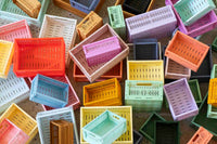 made crateはデンマークのブランドです。100%リサイクルされた環境にやさしいプラスチック廃棄物から作られた折りたたみ箱を製造しています。3つの異なるサイズの箱は積み重ねることができ、無限の創造的な組み合わせが可能になります。またカラーリングが非常にユニークでよくあるシンプルな単色とは違い、北欧らしい優しいペールトーンが独特で印象的です。