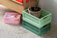 made crateはデンマークのブランドです。100%リサイクルされた環境にやさしいプラスチック廃棄物から作られた折りたたみ箱を製造しています。3つの異なるサイズの箱は積み重ねることができ、無限の創造的な組み合わせが可能になります。またカラーリングが非常にユニークでよくあるシンプルな単色とは違い、北欧らしい優しいペールトーンが独特で印象的です。