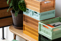 made crateはデンマークのブランドです。100%リサイクルされた環境にやさしいプラスチック廃棄物から作られた折りたたみ箱を製造しています。3つの異なるサイズの箱は積み重ねることができ、無限の創造的な組み合わせが可能になります。またカラーリングが非常にユニークでよくあるシンプルな単色とは違い、北欧らしい優しいペールトーンが独特で印象的です。