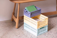 made crateはデンマークのブランドです。100%リサイクルされた環境にやさしいプラスチック廃棄物から作られた折りたたみ箱を製造しています。3つの異なるサイズの箱は積み重ねることができ、無限の創造的な組み合わせが可能になります。またカラーリングが非常にユニークでよくあるシンプルな単色とは違い、北欧らしい優しいペールトーンが独特で印象的です。