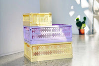 made crateはデンマークのブランドです。100%リサイクルされた環境にやさしいプラスチック廃棄物から作られた折りたたみ箱を製造しています。3つの異なるサイズの箱は積み重ねることができ、無限の創造的な組み合わせが可能になります。またカラーリングが非常にユニークでよくあるシンプルな単色とは違い、北欧らしい優しいペールトーンが独特で印象的です。