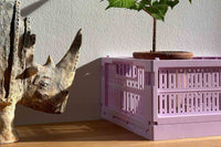 made crateはデンマークのブランドです。100%リサイクルされた環境にやさしいプラスチック廃棄物から作られた折りたたみ箱を製造しています。3つの異なるサイズの箱は積み重ねることができ、無限の創造的な組み合わせが可能になります。またカラーリングが非常にユニークでよくあるシンプルな単色とは違い、北欧らしい優しいペールトーンが独特で印象的です。