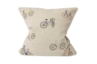 Fine Little Day(ファイン・リトル・デイ)は、スウェーデンのデザイナー、エリーサベット・デュンケルによって2007年に設立されたライフスタイルブランドです。自然や季節、日常の情景から着想を得た、素朴で温かみのある手描きのデザインが特徴です。テキスタイル、ポスター、クッション、ブランケットなどの製品には、北欧らしいミニマルさと遊び心が調和し、暮らしに詩的な魅力を添えてくれます。サステナビリティやクラフトマンシップを大切にし、国内外のアーティストとのコラボレーションや、アート支援活動にも積極的に取り組んでいます。素材の選定や製造背景にもこだわり、使う人の感性に寄り添った、長く愛されるモノづくりを目指しています。日常の中に小さな幸せやインスピレーションをもたらしてくれる、豊かな感性に満ちたブランドです。