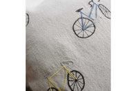 Fine Little Day(ファイン・リトル・デイ)は、スウェーデンのデザイナー、エリーサベット・デュンケルによって2007年に設立されたライフスタイルブランドです。自然や季節、日常の情景から着想を得た、素朴で温かみのある手描きのデザインが特徴です。テキスタイル、ポスター、クッション、ブランケットなどの製品には、北欧らしいミニマルさと遊び心が調和し、暮らしに詩的な魅力を添えてくれます。サステナビリティやクラフトマンシップを大切にし、国内外のアーティストとのコラボレーションや、アート支援活動にも積極的に取り組んでいます。素材の選定や製造背景にもこだわり、使う人の感性に寄り添った、長く愛されるモノづくりを目指しています。日常の中に小さな幸せやインスピレーションをもたらしてくれる、豊かな感性に満ちたブランドです。