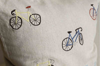 Fine Little Day(ファイン・リトル・デイ)は、スウェーデンのデザイナー、エリーサベット・デュンケルによって2007年に設立されたライフスタイルブランドです。自然や季節、日常の情景から着想を得た、素朴で温かみのある手描きのデザインが特徴です。テキスタイル、ポスター、クッション、ブランケットなどの製品には、北欧らしいミニマルさと遊び心が調和し、暮らしに詩的な魅力を添えてくれます。サステナビリティやクラフトマンシップを大切にし、国内外のアーティストとのコラボレーションや、アート支援活動にも積極的に取り組んでいます。素材の選定や製造背景にもこだわり、使う人の感性に寄り添った、長く愛されるモノづくりを目指しています。日常の中に小さな幸せやインスピレーションをもたらしてくれる、豊かな感性に満ちたブランドです。