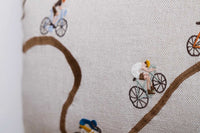 Fine Little Day(ファイン・リトル・デイ)は、スウェーデンのデザイナー、エリーサベット・デュンケルによって2007年に設立されたライフスタイルブランドです。自然や季節、日常の情景から着想を得た、素朴で温かみのある手描きのデザインが特徴です。テキスタイル、ポスター、クッション、ブランケットなどの製品には、北欧らしいミニマルさと遊び心が調和し、暮らしに詩的な魅力を添えてくれます。サステナビリティやクラフトマンシップを大切にし、国内外のアーティストとのコラボレーションや、アート支援活動にも積極的に取り組んでいます。素材の選定や製造背景にもこだわり、使う人の感性に寄り添った、長く愛されるモノづくりを目指しています。日常の中に小さな幸せやインスピレーションをもたらしてくれる、豊かな感性に満ちたブランドです。