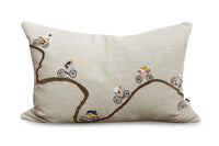 Fine Little Day(ファイン・リトル・デイ)は、スウェーデンのデザイナー、エリーサベット・デュンケルによって2007年に設立されたライフスタイルブランドです。自然や季節、日常の情景から着想を得た、素朴で温かみのある手描きのデザインが特徴です。テキスタイル、ポスター、クッション、ブランケットなどの製品には、北欧らしいミニマルさと遊び心が調和し、暮らしに詩的な魅力を添えてくれます。サステナビリティやクラフトマンシップを大切にし、国内外のアーティストとのコラボレーションや、アート支援活動にも積極的に取り組んでいます。素材の選定や製造背景にもこだわり、使う人の感性に寄り添った、長く愛されるモノづくりを目指しています。日常の中に小さな幸せやインスピレーションをもたらしてくれる、豊かな感性に満ちたブランドです。