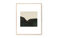 Fine Little Day(ファイン・リトル・デイ)は、スウェーデンのデザイナー、エリーサベット・デュンケルによって2007年に設立されたライフスタイルブランドです。自然や季節、日常の情景から着想を得た、素朴で温かみのある手描きのデザインが特徴です。テキスタイル、ポスター、クッション、ブランケットなどの製品には、北欧らしいミニマルさと遊び心が調和し、暮らしに詩的な魅力を添えてくれます。サステナビリティやクラフトマンシップを大切にし、国内外のアーティストとのコラボレーションや、アート支援活動にも積極的に取り組んでいます。素材の選定や製造背景にもこだわり、使う人の感性に寄り添った、長く愛されるモノづくりを目指しています。日常の中に小さな幸せやインスピレーションをもたらしてくれる、豊かな感性に満ちたブランドです。