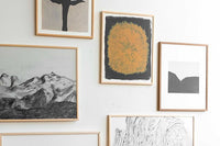 Fine Little Day(ファイン・リトル・デイ)は、スウェーデンのデザイナー、エリーサベット・デュンケルによって2007年に設立されたライフスタイルブランドです。自然や季節、日常の情景から着想を得た、素朴で温かみのある手描きのデザインが特徴です。テキスタイル、ポスター、クッション、ブランケットなどの製品には、北欧らしいミニマルさと遊び心が調和し、暮らしに詩的な魅力を添えてくれます。サステナビリティやクラフトマンシップを大切にし、国内外のアーティストとのコラボレーションや、アート支援活動にも積極的に取り組んでいます。素材の選定や製造背景にもこだわり、使う人の感性に寄り添った、長く愛されるモノづくりを目指しています。日常の中に小さな幸せやインスピレーションをもたらしてくれる、豊かな感性に満ちたブランドです。