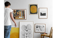 Fine Little Day(ファイン・リトル・デイ)は、スウェーデンのデザイナー、エリーサベット・デュンケルによって2007年に設立されたライフスタイルブランドです。自然や季節、日常の情景から着想を得た、素朴で温かみのある手描きのデザインが特徴です。テキスタイル、ポスター、クッション、ブランケットなどの製品には、北欧らしいミニマルさと遊び心が調和し、暮らしに詩的な魅力を添えてくれます。サステナビリティやクラフトマンシップを大切にし、国内外のアーティストとのコラボレーションや、アート支援活動にも積極的に取り組んでいます。素材の選定や製造背景にもこだわり、使う人の感性に寄り添った、長く愛されるモノづくりを目指しています。日常の中に小さな幸せやインスピレーションをもたらしてくれる、豊かな感性に満ちたブランドです。