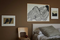 Fine Little Day(ファイン・リトル・デイ)は、スウェーデンのデザイナー、エリーサベット・デュンケルによって2007年に設立されたライフスタイルブランドです。自然や季節、日常の情景から着想を得た、素朴で温かみのある手描きのデザインが特徴です。テキスタイル、ポスター、クッション、ブランケットなどの製品には、北欧らしいミニマルさと遊び心が調和し、暮らしに詩的な魅力を添えてくれます。サステナビリティやクラフトマンシップを大切にし、国内外のアーティストとのコラボレーションや、アート支援活動にも積極的に取り組んでいます。素材の選定や製造背景にもこだわり、使う人の感性に寄り添った、長く愛されるモノづくりを目指しています。日常の中に小さな幸せやインスピレーションをもたらしてくれる、豊かな感性に満ちたブランドです。