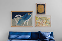 Fine Little Day(ファイン・リトル・デイ)は、スウェーデンのデザイナー、エリーサベット・デュンケルによって2007年に設立されたライフスタイルブランドです。自然や季節、日常の情景から着想を得た、素朴で温かみのある手描きのデザインが特徴です。テキスタイル、ポスター、クッション、ブランケットなどの製品には、北欧らしいミニマルさと遊び心が調和し、暮らしに詩的な魅力を添えてくれます。サステナビリティやクラフトマンシップを大切にし、国内外のアーティストとのコラボレーションや、アート支援活動にも積極的に取り組んでいます。素材の選定や製造背景にもこだわり、使う人の感性に寄り添った、長く愛されるモノづくりを目指しています。日常の中に小さな幸せやインスピレーションをもたらしてくれる、豊かな感性に満ちたブランドです。