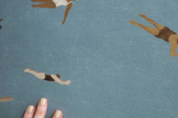 Fine Little Day(ファイン・リトル・デイ)は、スウェーデンのデザイナー、エリーサベット・デュンケルによって2007年に設立されたライフスタイルブランドです。自然や季節、日常の情景から着想を得た、素朴で温かみのある手描きのデザインが特徴です。テキスタイル、ポスター、クッション、ブランケットなどの製品には、北欧らしいミニマルさと遊び心が調和し、暮らしに詩的な魅力を添えてくれます。サステナビリティやクラフトマンシップを大切にし、国内外のアーティストとのコラボレーションや、アート支援活動にも積極的に取り組んでいます。素材の選定や製造背景にもこだわり、使う人の感性に寄り添った、長く愛されるモノづくりを目指しています。日常の中に小さな幸せやインスピレーションをもたらしてくれる、豊かな感性に満ちたブランドです。