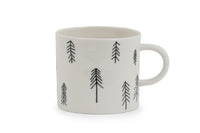 Fine Little Day(ファイン・リトル・デイ)は、スウェーデンのデザイナー、エリーサベット・デュンケルによって2007年に設立されたライフスタイルブランドです。自然や季節、日常の情景から着想を得た、素朴で温かみのある手描きのデザインが特徴です。テキスタイル、ポスター、クッション、ブランケットなどの製品には、北欧らしいミニマルさと遊び心が調和し、暮らしに詩的な魅力を添えてくれます。サステナビリティやクラフトマンシップを大切にし、国内外のアーティストとのコラボレーションや、アート支援活動にも積極的に取り組んでいます。素材の選定や製造背景にもこだわり、使う人の感性に寄り添った、長く愛されるモノづくりを目指しています。日常の中に小さな幸せやインスピレーションをもたらしてくれる、豊かな感性に満ちたブランドです。