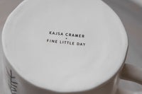 Fine Little Day(ファイン・リトル・デイ)は、スウェーデンのデザイナー、エリーサベット・デュンケルによって2007年に設立されたライフスタイルブランドです。自然や季節、日常の情景から着想を得た、素朴で温かみのある手描きのデザインが特徴です。テキスタイル、ポスター、クッション、ブランケットなどの製品には、北欧らしいミニマルさと遊び心が調和し、暮らしに詩的な魅力を添えてくれます。サステナビリティやクラフトマンシップを大切にし、国内外のアーティストとのコラボレーションや、アート支援活動にも積極的に取り組んでいます。素材の選定や製造背景にもこだわり、使う人の感性に寄り添った、長く愛されるモノづくりを目指しています。日常の中に小さな幸せやインスピレーションをもたらしてくれる、豊かな感性に満ちたブランドです。