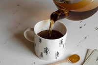 Fine Little Day(ファイン・リトル・デイ)は、スウェーデンのデザイナー、エリーサベット・デュンケルによって2007年に設立されたライフスタイルブランドです。自然や季節、日常の情景から着想を得た、素朴で温かみのある手描きのデザインが特徴です。テキスタイル、ポスター、クッション、ブランケットなどの製品には、北欧らしいミニマルさと遊び心が調和し、暮らしに詩的な魅力を添えてくれます。サステナビリティやクラフトマンシップを大切にし、国内外のアーティストとのコラボレーションや、アート支援活動にも積極的に取り組んでいます。素材の選定や製造背景にもこだわり、使う人の感性に寄り添った、長く愛されるモノづくりを目指しています。日常の中に小さな幸せやインスピレーションをもたらしてくれる、豊かな感性に満ちたブランドです。