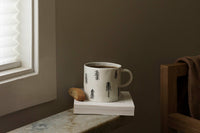 Fine Little Day(ファイン・リトル・デイ)は、スウェーデンのデザイナー、エリーサベット・デュンケルによって2007年に設立されたライフスタイルブランドです。自然や季節、日常の情景から着想を得た、素朴で温かみのある手描きのデザインが特徴です。テキスタイル、ポスター、クッション、ブランケットなどの製品には、北欧らしいミニマルさと遊び心が調和し、暮らしに詩的な魅力を添えてくれます。サステナビリティやクラフトマンシップを大切にし、国内外のアーティストとのコラボレーションや、アート支援活動にも積極的に取り組んでいます。素材の選定や製造背景にもこだわり、使う人の感性に寄り添った、長く愛されるモノづくりを目指しています。日常の中に小さな幸せやインスピレーションをもたらしてくれる、豊かな感性に満ちたブランドです。