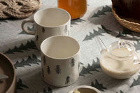 Fine Little Day(ファイン・リトル・デイ)は、スウェーデンのデザイナー、エリーサベット・デュンケルによって2007年に設立されたライフスタイルブランドです。自然や季節、日常の情景から着想を得た、素朴で温かみのある手描きのデザインが特徴です。テキスタイル、ポスター、クッション、ブランケットなどの製品には、北欧らしいミニマルさと遊び心が調和し、暮らしに詩的な魅力を添えてくれます。サステナビリティやクラフトマンシップを大切にし、国内外のアーティストとのコラボレーションや、アート支援活動にも積極的に取り組んでいます。素材の選定や製造背景にもこだわり、使う人の感性に寄り添った、長く愛されるモノづくりを目指しています。日常の中に小さな幸せやインスピレーションをもたらしてくれる、豊かな感性に満ちたブランドです。