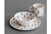 Fine Little Day(ファイン・リトル・デイ)は、スウェーデンのデザイナー、エリーサベット・デュンケルによって2007年に設立されたライフスタイルブランドです。自然や季節、日常の情景から着想を得た、素朴で温かみのある手描きのデザインが特徴です。テキスタイル、ポスター、クッション、ブランケットなどの製品には、北欧らしいミニマルさと遊び心が調和し、暮らしに詩的な魅力を添えてくれます。サステナビリティやクラフトマンシップを大切にし、国内外のアーティストとのコラボレーションや、アート支援活動にも積極的に取り組んでいます。素材の選定や製造背景にもこだわり、使う人の感性に寄り添った、長く愛されるモノづくりを目指しています。日常の中に小さな幸せやインスピレーションをもたらしてくれる、豊かな感性に満ちたブランドです。