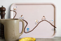 Fine Little Day(ファイン・リトル・デイ)は、スウェーデンのデザイナー、エリーサベット・デュンケルによって2007年に設立されたライフスタイルブランドです。自然や季節、日常の情景から着想を得た、素朴で温かみのある手描きのデザインが特徴です。テキスタイル、ポスター、クッション、ブランケットなどの製品には、北欧らしいミニマルさと遊び心が調和し、暮らしに詩的な魅力を添えてくれます。サステナビリティやクラフトマンシップを大切にし、国内外のアーティストとのコラボレーションや、アート支援活動にも積極的に取り組んでいます。素材の選定や製造背景にもこだわり、使う人の感性に寄り添った、長く愛されるモノづくりを目指しています。日常の中に小さな幸せやインスピレーションをもたらしてくれる、豊かな感性に満ちたブランドです。