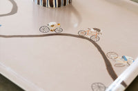 Fine Little Day(ファイン・リトル・デイ)は、スウェーデンのデザイナー、エリーサベット・デュンケルによって2007年に設立されたライフスタイルブランドです。自然や季節、日常の情景から着想を得た、素朴で温かみのある手描きのデザインが特徴です。テキスタイル、ポスター、クッション、ブランケットなどの製品には、北欧らしいミニマルさと遊び心が調和し、暮らしに詩的な魅力を添えてくれます。サステナビリティやクラフトマンシップを大切にし、国内外のアーティストとのコラボレーションや、アート支援活動にも積極的に取り組んでいます。素材の選定や製造背景にもこだわり、使う人の感性に寄り添った、長く愛されるモノづくりを目指しています。日常の中に小さな幸せやインスピレーションをもたらしてくれる、豊かな感性に満ちたブランドです。