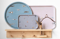 Fine Little Day(ファイン・リトル・デイ)は、スウェーデンのデザイナー、エリーサベット・デュンケルによって2007年に設立されたライフスタイルブランドです。自然や季節、日常の情景から着想を得た、素朴で温かみのある手描きのデザインが特徴です。テキスタイル、ポスター、クッション、ブランケットなどの製品には、北欧らしいミニマルさと遊び心が調和し、暮らしに詩的な魅力を添えてくれます。サステナビリティやクラフトマンシップを大切にし、国内外のアーティストとのコラボレーションや、アート支援活動にも積極的に取り組んでいます。素材の選定や製造背景にもこだわり、使う人の感性に寄り添った、長く愛されるモノづくりを目指しています。日常の中に小さな幸せやインスピレーションをもたらしてくれる、豊かな感性に満ちたブランドです。