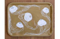 Fine Little Day(ファイン・リトル・デイ)は、スウェーデンのデザイナー、エリーサベット・デュンケルによって2007年に設立されたライフスタイルブランドです。自然や季節、日常の情景から着想を得た、素朴で温かみのある手描きのデザインが特徴です。テキスタイル、ポスター、クッション、ブランケットなどの製品には、北欧らしいミニマルさと遊び心が調和し、暮らしに詩的な魅力を添えてくれます。サステナビリティやクラフトマンシップを大切にし、国内外のアーティストとのコラボレーションや、アート支援活動にも積極的に取り組んでいます。素材の選定や製造背景にもこだわり、使う人の感性に寄り添った、長く愛されるモノづくりを目指しています。日常の中に小さな幸せやインスピレーションをもたらしてくれる、豊かな感性に満ちたブランドです。