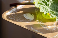 Fine Little Day(ファイン・リトル・デイ)は、スウェーデンのデザイナー、エリーサベット・デュンケルによって2007年に設立されたライフスタイルブランドです。自然や季節、日常の情景から着想を得た、素朴で温かみのある手描きのデザインが特徴です。テキスタイル、ポスター、クッション、ブランケットなどの製品には、北欧らしいミニマルさと遊び心が調和し、暮らしに詩的な魅力を添えてくれます。サステナビリティやクラフトマンシップを大切にし、国内外のアーティストとのコラボレーションや、アート支援活動にも積極的に取り組んでいます。素材の選定や製造背景にもこだわり、使う人の感性に寄り添った、長く愛されるモノづくりを目指しています。日常の中に小さな幸せやインスピレーションをもたらしてくれる、豊かな感性に満ちたブランドです。