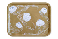 Fine Little Day(ファイン・リトル・デイ)は、スウェーデンのデザイナー、エリーサベット・デュンケルによって2007年に設立されたライフスタイルブランドです。自然や季節、日常の情景から着想を得た、素朴で温かみのある手描きのデザインが特徴です。テキスタイル、ポスター、クッション、ブランケットなどの製品には、北欧らしいミニマルさと遊び心が調和し、暮らしに詩的な魅力を添えてくれます。サステナビリティやクラフトマンシップを大切にし、国内外のアーティストとのコラボレーションや、アート支援活動にも積極的に取り組んでいます。素材の選定や製造背景にもこだわり、使う人の感性に寄り添った、長く愛されるモノづくりを目指しています。日常の中に小さな幸せやインスピレーションをもたらしてくれる、豊かな感性に満ちたブランドです。