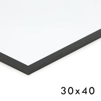 スカンジナビアのクラフトマンシップにインスパイアされた、北欧デザインの美学が息づく天然木製ポスターフレーム。スリムなフォルムがアートや写真をすっきりと引き立てつつ、空間に落ち着きと上質さを添えます。自然な表情が感じられるフレームは、ナチュラルでありながら現代的な雰囲気も演出。金属製ハンガー付きで縦横どちらでも壁掛け可能です。自然素材ならではの豊かな質感とやさしい風合いは、北欧諸国でも広く親しまれ、ミニマルやナチュラルテイストのインテリアに自然に調和します。本商品は低反射アクリル板を使用しており、片面は低反射加工、もう片面は通常アクリルです。お好みでどちらの面も使用可能ですが、通常面もやや暗く見える場合があります。ポスターの色味や鮮明さを重視される方は、低反射タイプでない製品をおすすめします。