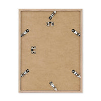 スカンジナビアのクラフトマンシップにインスパイアされた、北欧デザインの美学が息づく天然木製ポスターフレーム。スリムなフォルムがアートや写真をすっきりと引き立てつつ、空間に落ち着きと上質さを添えます。自然な表情が感じられるフレームは、ナチュラルでありながら現代的な雰囲気も演出。金属製ハンガー付きで縦横どちらでも壁掛け可能です。自然素材ならではの豊かな質感とやさしい風合いは、北欧諸国でも広く親しまれ、ミニマルやナチュラルテイストのインテリアに自然に調和します。本商品は低反射アクリル板を使用しており、片面は低反射加工、もう片面は通常アクリルです。お好みでどちらの面も使用可能ですが、通常面もやや暗く見える場合があります。ポスターの色味や鮮明さを重視される方は、低反射タイプでない製品をおすすめします。