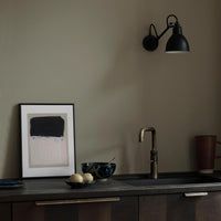 スカンジナビアのクラフトマンシップにインスパイアされた、北欧デザインの美学が息づく天然木製ポスターフレーム。スリムなフォルムがアートや写真をすっきりと引き立てつつ、空間に落ち着きと上質さを添えます。自然な表情が感じられるフレームは、ナチュラルでありながら現代的な雰囲気も演出。金属製ハンガー付きで縦横どちらでも壁掛け可能です。自然素材ならではの豊かな質感とやさしい風合いは、北欧諸国でも広く親しまれ、ミニマルやナチュラルテイストのインテリアに自然に調和します。本商品は低反射アクリル板を使用しており、片面は低反射加工、もう片面は通常アクリルです。お好みでどちらの面も使用可能ですが、通常面もやや暗く見える場合があります。ポスターの色味や鮮明さを重視される方は、低反射タイプでない製品をおすすめします。