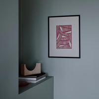 スカンジナビアのクラフトマンシップにインスパイアされた、北欧デザインの美学が息づく天然木製ポスターフレーム。スリムなフォルムがアートや写真をすっきりと引き立てつつ、空間に落ち着きと上質さを添えます。自然な表情が感じられるフレームは、ナチュラルでありながら現代的な雰囲気も演出。金属製ハンガー付きで縦横どちらでも壁掛け可能です。自然素材ならではの豊かな質感とやさしい風合いは、北欧諸国でも広く親しまれ、ミニマルやナチュラルテイストのインテリアに自然に調和します。本商品は低反射アクリル板を使用しており、片面は低反射加工、もう片面は通常アクリルです。お好みでどちらの面も使用可能ですが、通常面もやや暗く見える場合があります。ポスターの色味や鮮明さを重視される方は、低反射タイプでない製品をおすすめします。