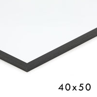 スカンジナビアのクラフトマンシップにインスパイアされた、北欧デザインの美学が息づく天然木製ポスターフレーム。スリムなフォルムがアートや写真をすっきりと引き立てつつ、空間に落ち着きと上質さを添えます。自然な表情が感じられるフレームは、ナチュラルでありながら現代的な雰囲気も演出。金属製ハンガー付きで縦横どちらでも壁掛け可能です。自然素材ならではの豊かな質感とやさしい風合いは、北欧諸国でも広く親しまれ、ミニマルやナチュラルテイストのインテリアに自然に調和します。本商品は低反射アクリル板を使用しており、片面は低反射加工、もう片面は通常アクリルです。お好みでどちらの面も使用可能ですが、通常面もやや暗く見える場合があります。ポスターの色味や鮮明さを重視される方は、低反射タイプでない製品をおすすめします。