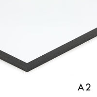 スカンジナビアのクラフトマンシップにインスパイアされた、北欧デザインの美学が息づく天然木製ポスターフレーム。スリムなフォルムがアートや写真をすっきりと引き立てつつ、空間に落ち着きと上質さを添えます。自然な表情が感じられるフレームは、ナチュラルでありながら現代的な雰囲気も演出。金属製ハンガー付きで縦横どちらでも壁掛け可能です。自然素材ならではの豊かな質感とやさしい風合いは、北欧諸国でも広く親しまれ、ミニマルやナチュラルテイストのインテリアに自然に調和します。本商品は低反射アクリル板を使用しており、片面は低反射加工、もう片面は通常アクリルです。お好みでどちらの面も使用可能ですが、通常面もやや暗く見える場合があります。ポスターの色味や鮮明さを重視される方は、低反射タイプでない製品をおすすめします。