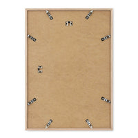 スカンジナビアのクラフトマンシップにインスパイアされた、北欧デザインの美学が息づく天然木製ポスターフレーム。スリムなフォルムがアートや写真をすっきりと引き立てつつ、空間に落ち着きと上質さを添えます。自然な表情が感じられるフレームは、ナチュラルでありながら現代的な雰囲気も演出。金属製ハンガー付きで縦横どちらでも壁掛け可能です。自然素材ならではの豊かな質感とやさしい風合いは、北欧諸国でも広く親しまれ、ミニマルやナチュラルテイストのインテリアに自然に調和します。本商品は低反射アクリル板を使用しており、片面は低反射加工、もう片面は通常アクリルです。お好みでどちらの面も使用可能ですが、通常面もやや暗く見える場合があります。ポスターの色味や鮮明さを重視される方は、低反射タイプでない製品をおすすめします。