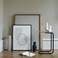 スカンジナビアのクラフトマンシップにインスパイアされた、北欧デザインの美学が息づく天然木製ポスターフレーム。スリムなフォルムがアートや写真をすっきりと引き立てつつ、空間に落ち着きと上質さを添えます。自然な表情が感じられるフレームは、ナチュラルでありながら現代的な雰囲気も演出。金属製ハンガー付きで縦横どちらでも壁掛け可能です。自然素材ならではの豊かな質感とやさしい風合いは、北欧諸国でも広く親しまれ、ミニマルやナチュラルテイストのインテリアに自然に調和します。本商品は低反射アクリル板を使用しており、片面は低反射加工、もう片面は通常アクリルです。お好みでどちらの面も使用可能ですが、通常面もやや暗く見える場合があります。ポスターの色味や鮮明さを重視される方は、低反射タイプでない製品をおすすめします。