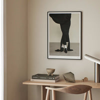 スカンジナビアのクラフトマンシップにインスパイアされた、北欧デザインの美学が息づく天然木製ポスターフレーム。スリムなフォルムがアートや写真をすっきりと引き立てつつ、空間に落ち着きと上質さを添えます。自然な表情が感じられるフレームは、ナチュラルでありながら現代的な雰囲気も演出。金属製ハンガー付きで縦横どちらでも壁掛け可能です。自然素材ならではの豊かな質感とやさしい風合いは、北欧諸国でも広く親しまれ、ミニマルやナチュラルテイストのインテリアに自然に調和します。本商品は低反射アクリル板を使用しており、片面は低反射加工、もう片面は通常アクリルです。お好みでどちらの面も使用可能ですが、通常面もやや暗く見える場合があります。ポスターの色味や鮮明さを重視される方は、低反射タイプでない製品をおすすめします。