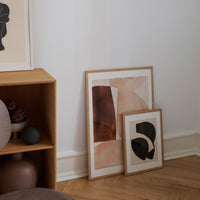 温もりのある天然木と洗練されたデザインが融合した、オーク無垢材の木製ポスターフレーム。シンプルで細身のエッジが効いたフレームは、アートや写真をすっきりと引き立て、北欧風やナチュラルテイストの空間に自然に馴染みます。スカンジナビアスタイルやミニマルデザインを好む方におすすめで、北欧でも定番のインテリアアイテム。天然オーク材は美しい木目と質感、ひとつひとつ異なる表情が魅力です。リビングや玄関、寝室、書斎、店舗など多彩な空間で活躍。壁掛け・立て掛け対応で自由なレイアウトが楽しめます。本商品は低反射アクリル板を使用しており、片面は低反射加工、もう片面は通常アクリルです。お好みでどちらの面も使用可能ですが、通常面もやや暗く見える場合があります。ポスターの色味や鮮明さを重視される方は、低反射タイプでない製品をおすすめします。