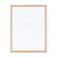 温もりのある天然木と洗練されたデザインが融合した、オーク無垢材の木製ポスターフレーム。シンプルで細身のエッジが効いたフレームは、アートや写真をすっきりと引き立て、北欧風やナチュラルテイストの空間に自然に馴染みます。スカンジナビアスタイルやミニマルデザインを好む方におすすめで、北欧でも定番のインテリアアイテム。天然オーク材は美しい木目と質感、ひとつひとつ異なる表情が魅力です。リビングや玄関、寝室、書斎、店舗など多彩な空間で活躍。壁掛け・立て掛け対応で自由なレイアウトが楽しめます。本商品は低反射アクリル板を使用しており、片面は低反射加工、もう片面は通常アクリルです。お好みでどちらの面も使用可能ですが、通常面もやや暗く見える場合があります。ポスターの色味や鮮明さを重視される方は、低反射タイプでない製品をおすすめします。